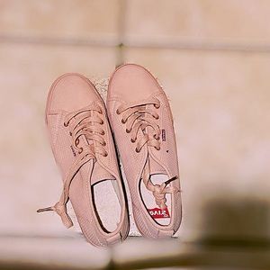 BRAND NWOT LIGHT PINK “LEVIS” TENNIS SHOES 👟